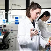 Covid 19 : Les laboratoires multiplient les initiatives