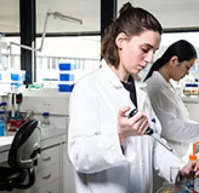 Covid 19 : Les laboratoires multiplient les initiatives