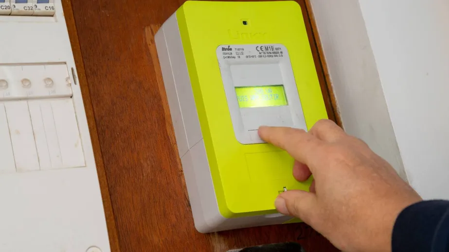 “Hands off my meter!” when municipalities resist smart meters: Linking arguments and degrees of resistance