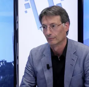 Conquering and lasting in the face of platforms: the case of Canal + series