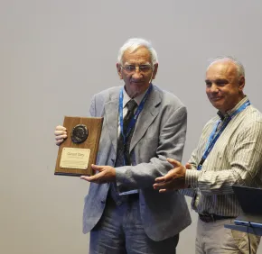 Gérard Gary reçoit le prix John Rinehart pour ses travaux en mécanique