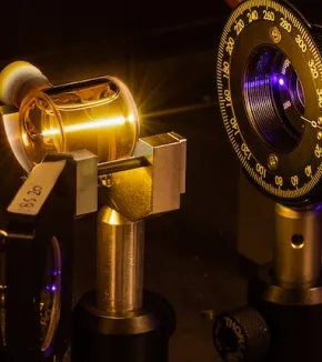 Dynamique interne des biomolécules