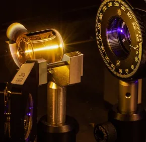 Dynamique interne des biomolécules