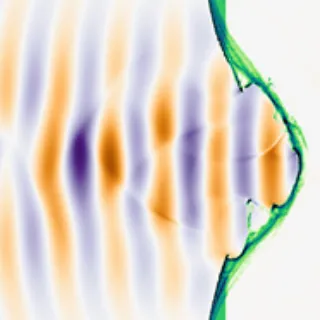 Interaction à ultra-haute intensité et champs forts