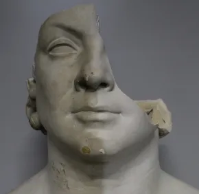 Le retour d'un buste au musée