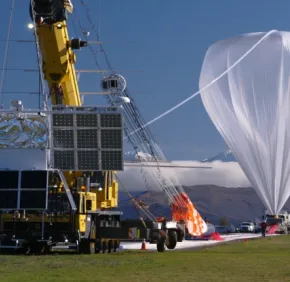 Etude des rayons cosmiques depuis l’espace : du ballon EUSO-SPB à mini-EUSO dans l’ISS