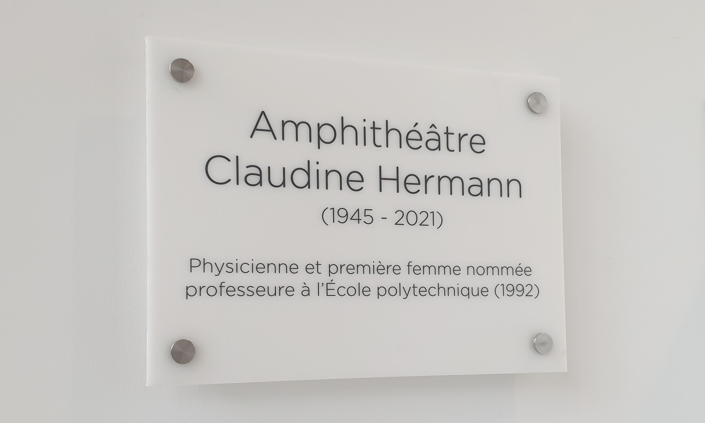 Plaque Amphi Claudine Hermann