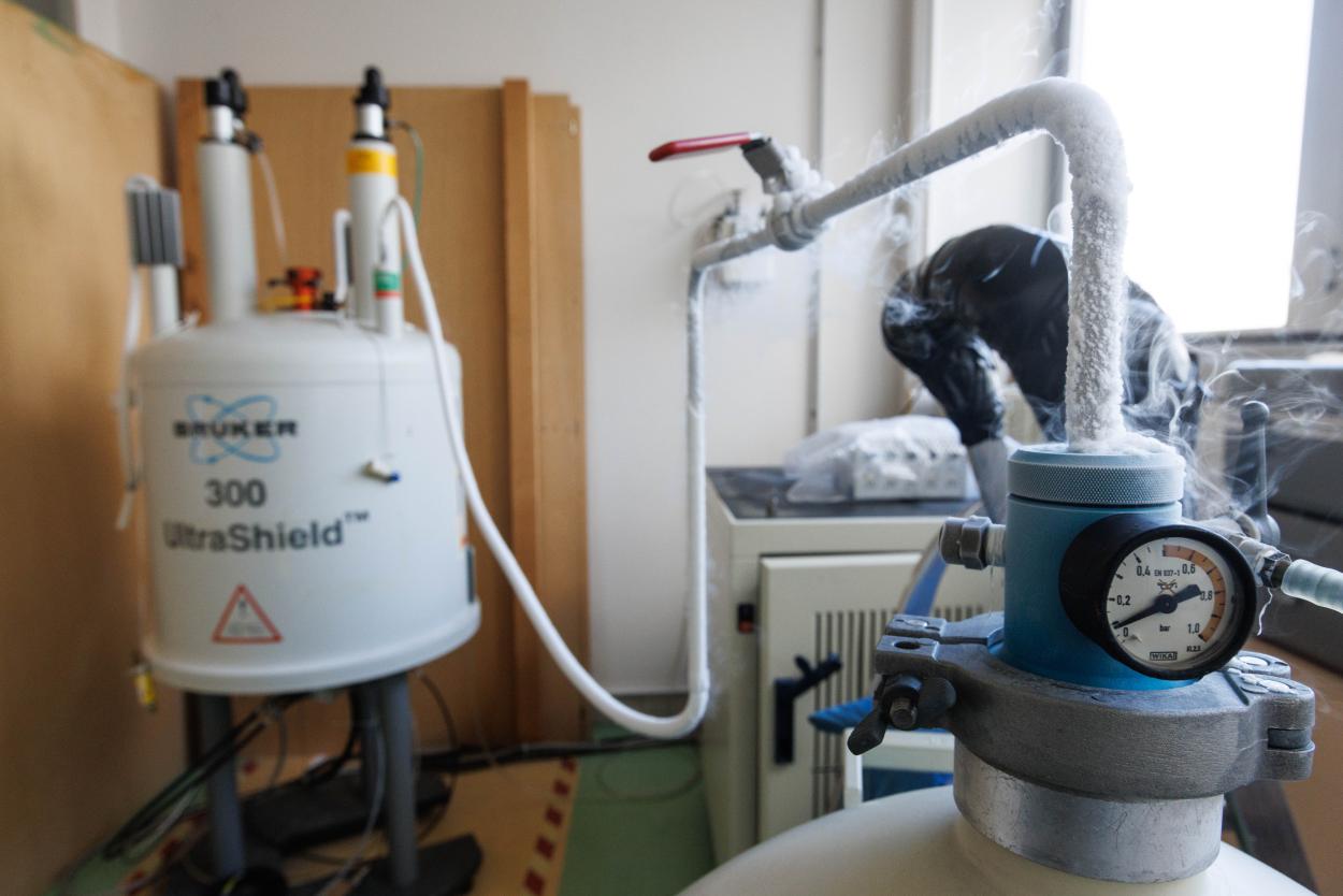 Filling a cryomagnet in liquid nitrogen
